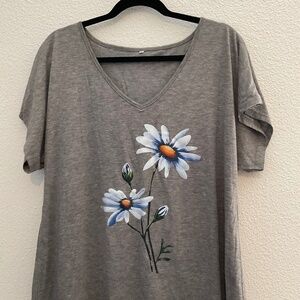 NWOT Cute V Neck Gray Tee Shirt with Daisy Size XXL Short Sleeves